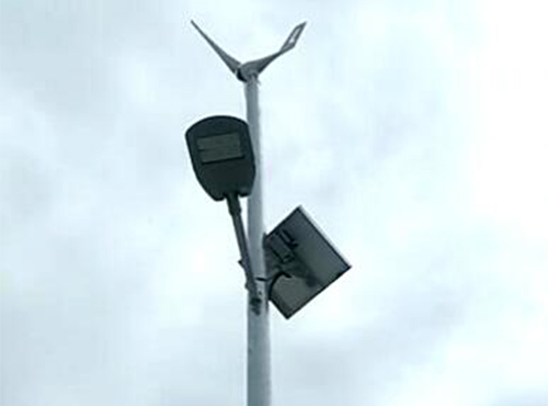 南京歐陸電氣40套設(shè)備配置功率300W的風光互補系統(tǒng)用于上海浦東海邊風光互補鋰電路燈并經(jīng)受住了大風考驗