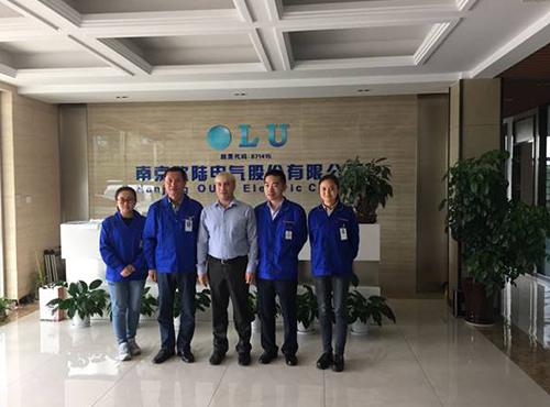 俄羅斯客戶伊戈?duì)栆恍袌A滿完成對(duì)歐陸電氣的考察